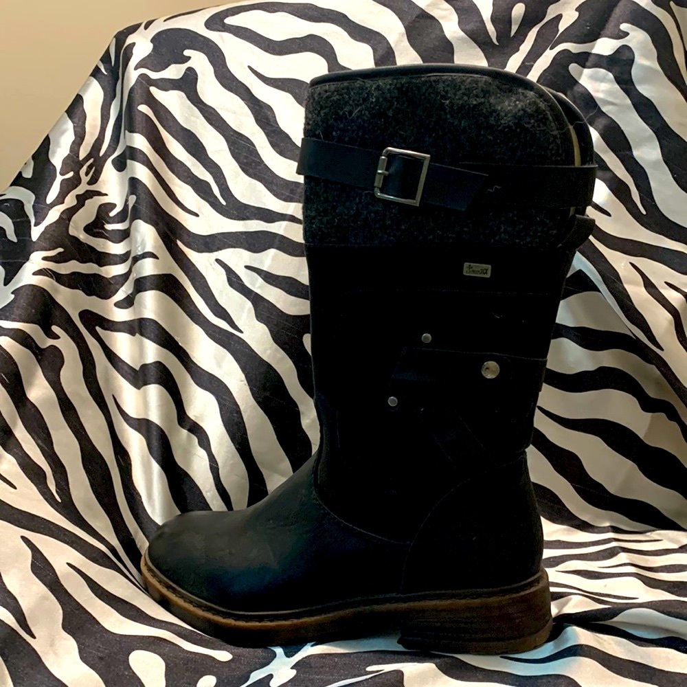 Rieker ladiea size 7 leather boot with buckles lined with Sheppa wool.